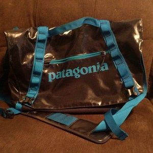 Patagonia black hole messenger bag 24 L